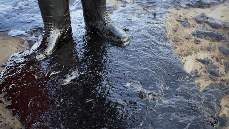 В Саратове из-за аварии на нефтепроводе произошел разлив нефти