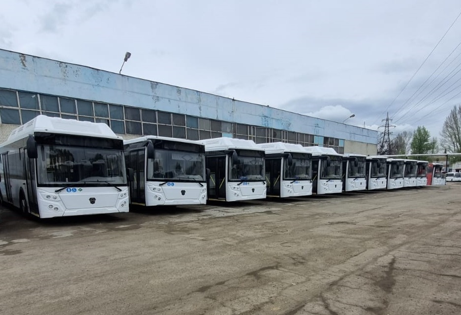 Обещанные Бусаргиным новые автобусы с шоферами в костюмах так и не вышли 1 мая на улицы Саратова. Выясняем, почему
