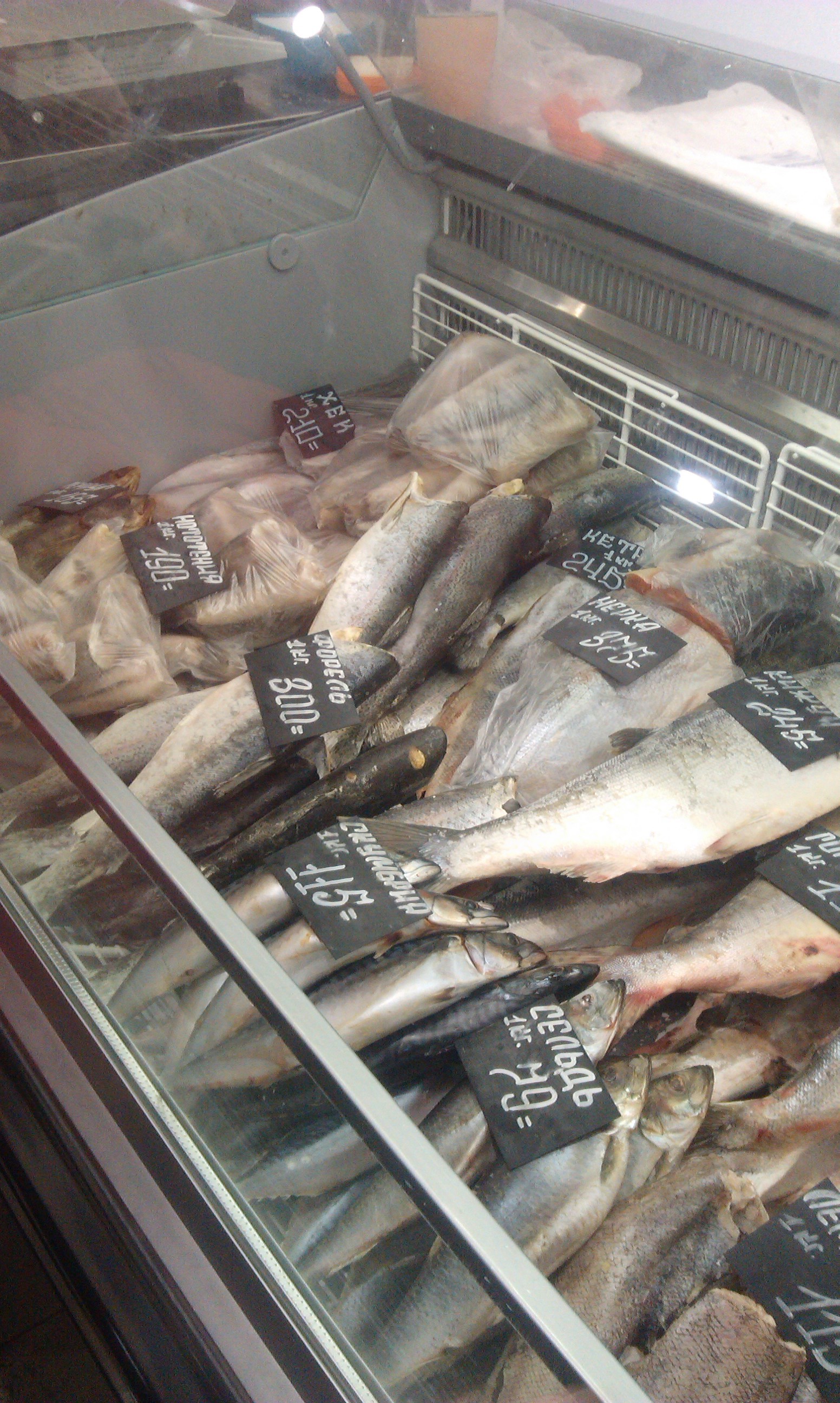 Купить рыбу в саратове. Сенной рынок Саратов рыбный отдел. Сенной рынок Краснодар рыба. Сенной рынок Краснодар рыбный отдел. Рыба на Сенном рынке.