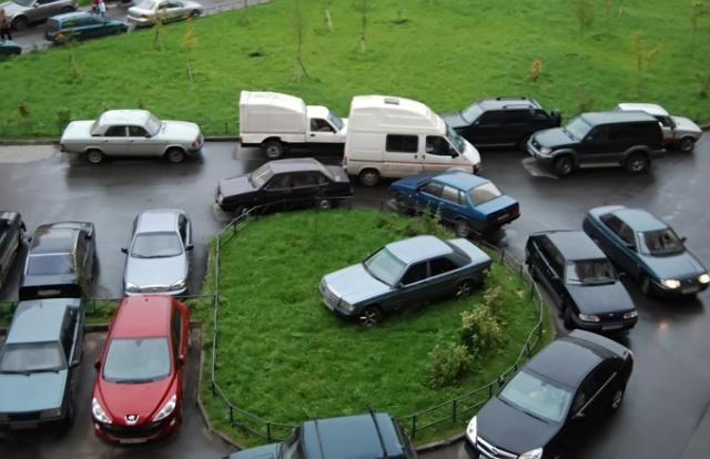 Незаконные парковки во дворах: в Саратове разводят руками, в Балаково режут  ограды | Агентство деловых новостей "Бизнес-вектор"