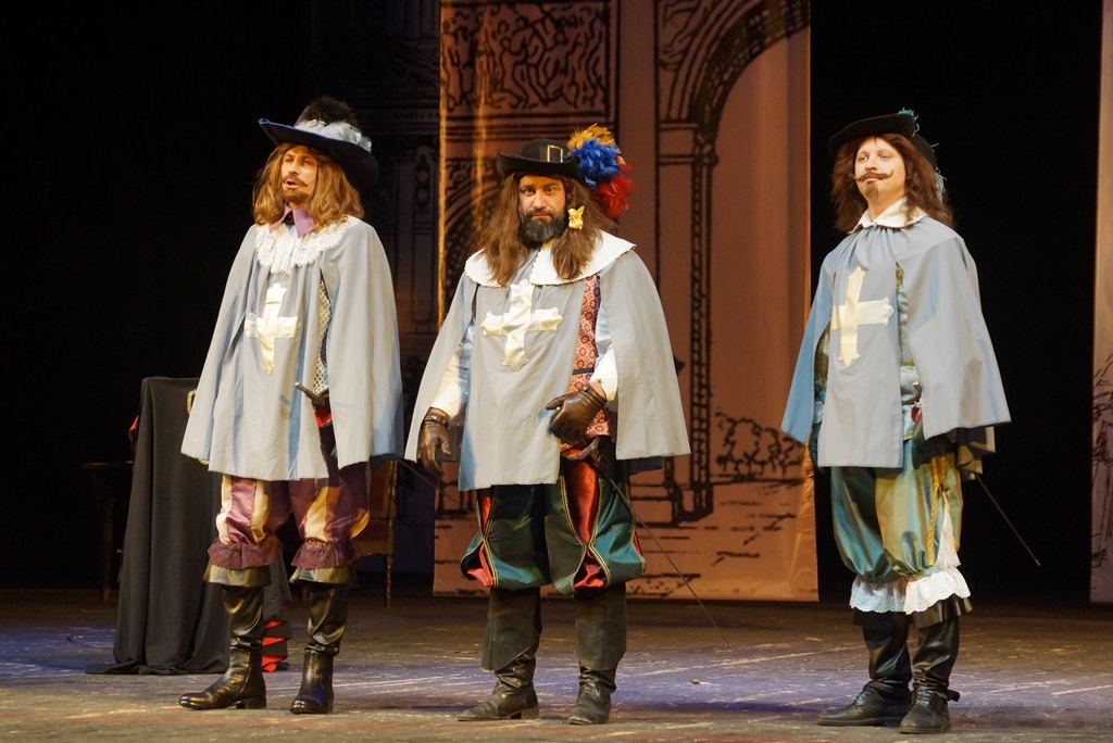 Три мушкетера спектакль. Три мушкетера театр. РАМТ три мушкетера. Д'Артаньян и три мушкетера спектакль. Мюзикл три мушкетера театр.