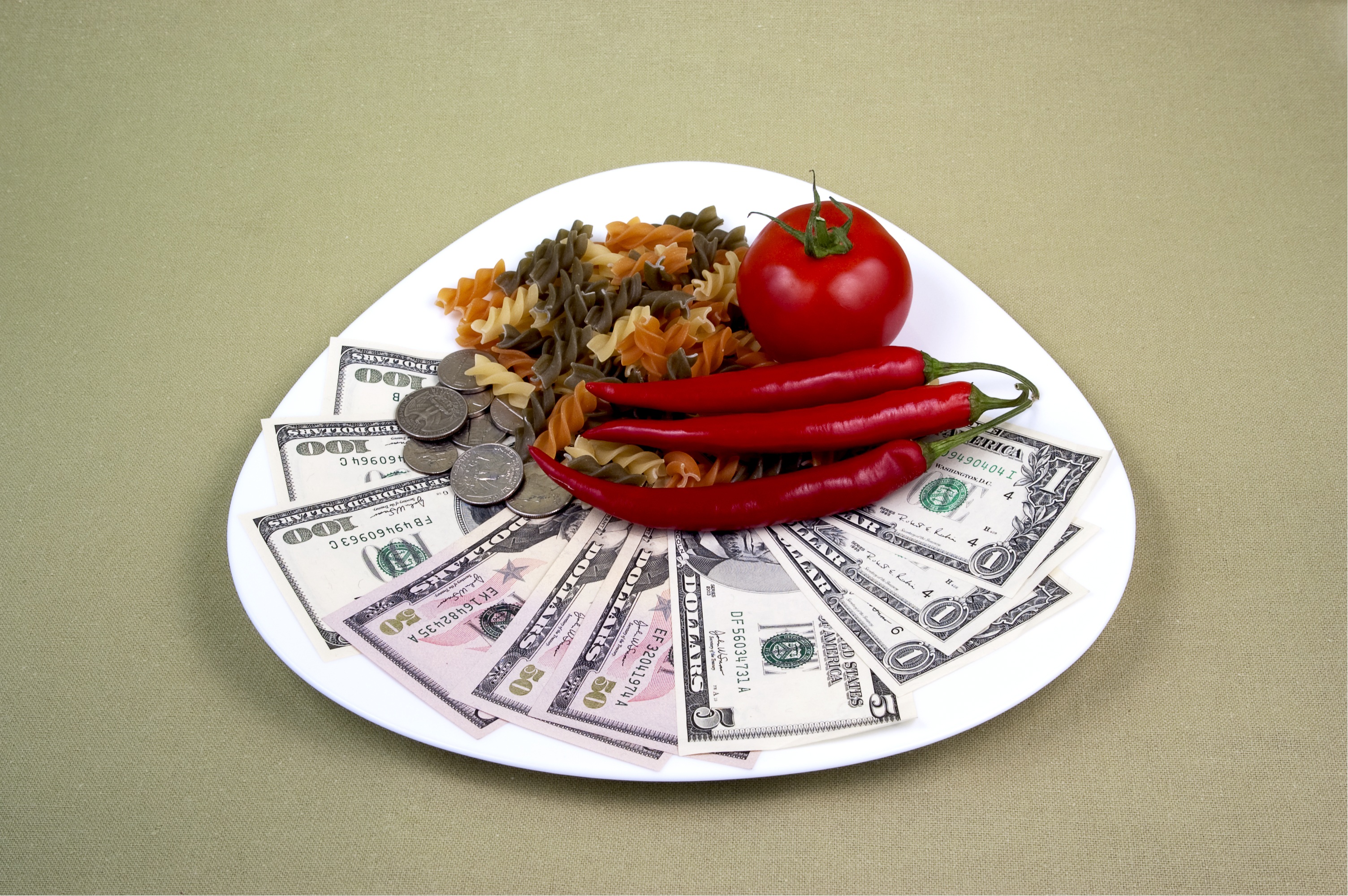 Что есть когда мало денег. Еда и деньги. Денежная еда. Деньги на тарелке. Деньги и продукты.