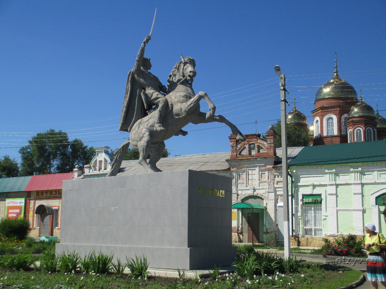 Сайт пугачева саратовской. Памятники города Пугачева Саратовской области. Памятник Чапаю город Пугачев. Памятник Чапаеву в Пугачеве. Пугачев город Чапаев.