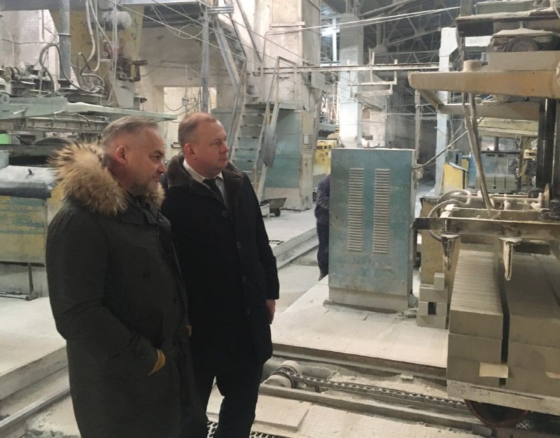 Саратовскому министру Торгашину показали не ту сторону кирпича: заявивший об успехах завод уже месяц банкротится