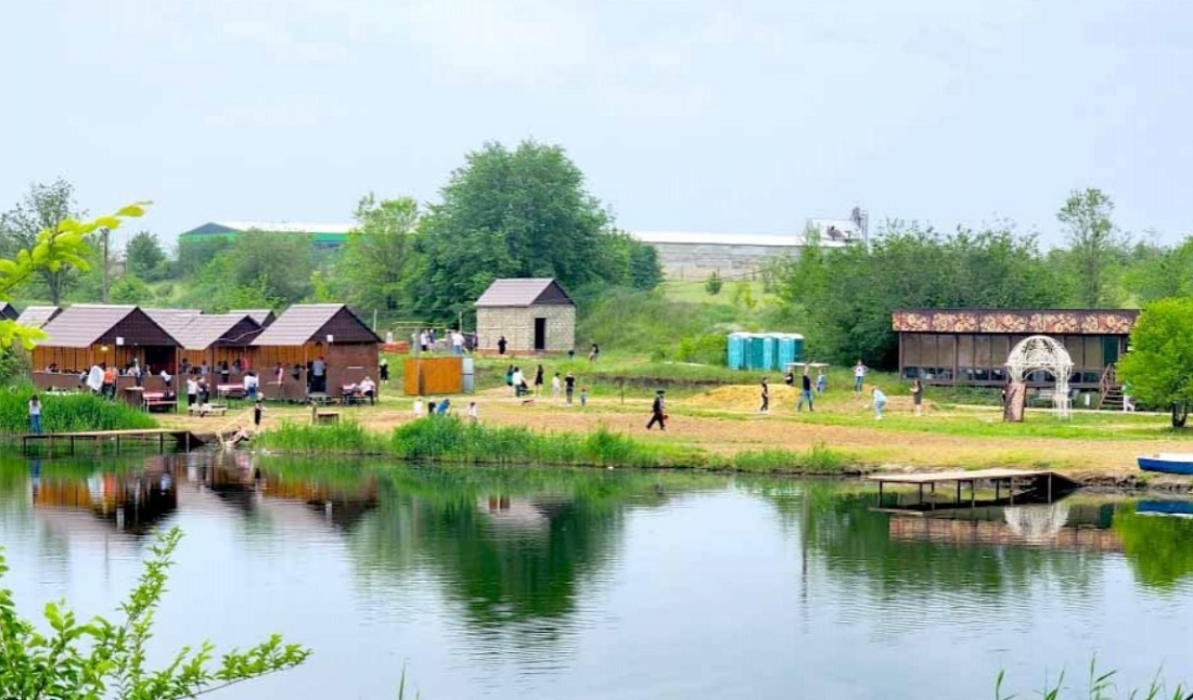 Бизнес саратовского ИП власти топят в пруду: мэрия выгоняет владельца с обустроенного им места отдыха на Вольском тракте